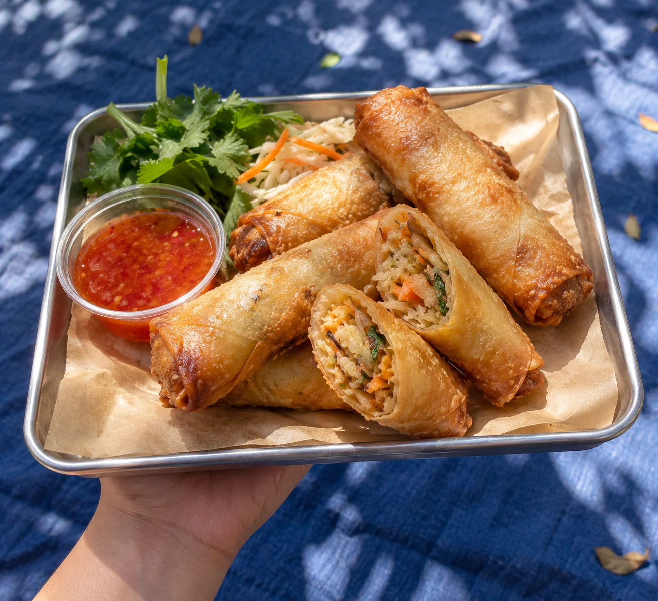 Frühlingsrollen als thailändisches Streetfood auf einem sommerlichen Berliner Markt